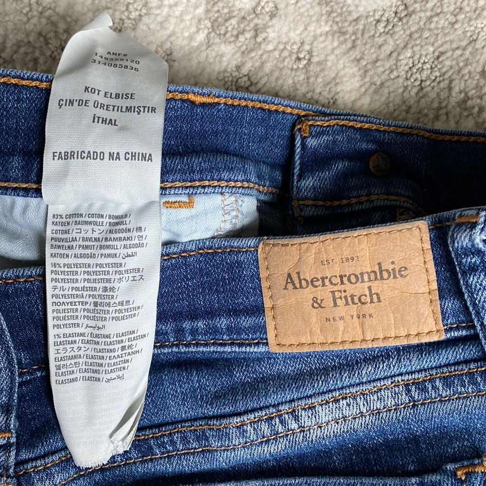 •Abercrombie & Fitch• Distressed Low-Rise Jean Shorts - Picture 5 of 11